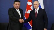 Wladimir Putin gibt Kim Jong-un die Hand. © dpa Bildfunk 