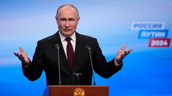 Wladimir Putin, Präsident von Russland, spricht bei einem Besuch in seiner Wahlkampfzentrale nach den Präsidentschaftswahlen. © AP/dpa-Bildfunk Foto: Alexander Zemlianichenko