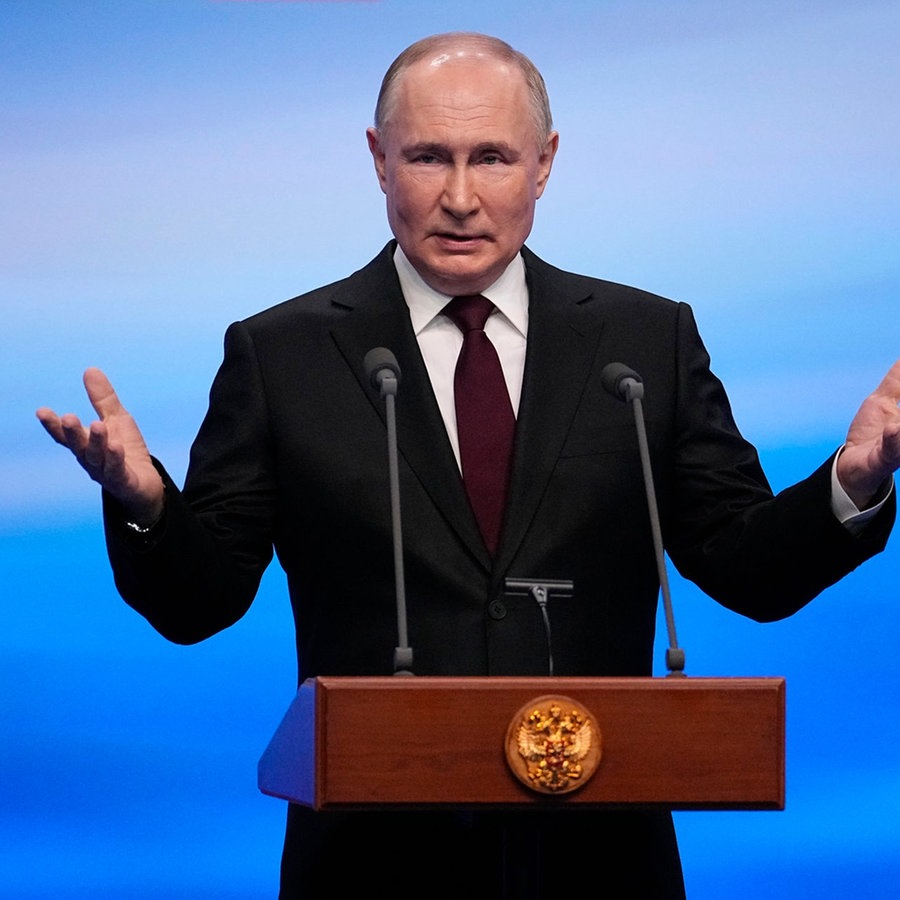 Wladimir Putin, Präsident von Russland, spricht bei einem Besuch in seiner Wahlkampfzentrale nach den Präsidentschaftswahlen. © AP/dpa-Bildfunk Foto: Alexander Zemlianichenko