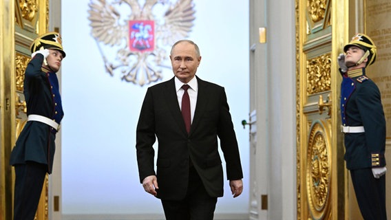Der alte und neue russische Präsident Wladmir Putin bei seiner fünften Amtseinführung im Kreml. © Pool Sputnik Kremlin/AP/dpa Foto: Sergei Bobylev