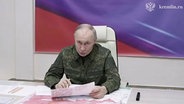 Der russische Präsident Wladimir Putin spricht in einer Videoaufzeichnung während eines Besuchs in einem Militähauptquartier in der Region Kursk. © dpa-Bildfunk 