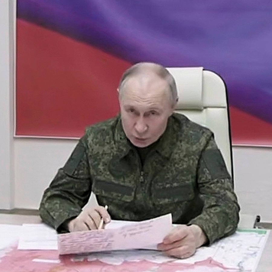 Der russische Präsident Wladimir Putin spricht in einer Videoaufzeichnung während eines Besuchs in einem Militähauptquartier in der Region Kursk. © dpa-Bildfunk 