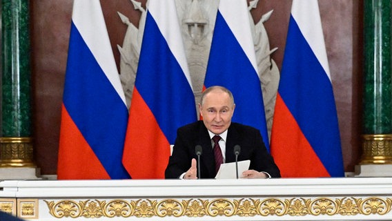 Dieses von der staatlichen russischen Nachrichtenagentur RIA Novosti via AP veröffentlichten Foto zeigt Russlands Präsident Wladimir Putin während er im Großen Palast des Kremls nach den Feierlichkeiten zum 80. Jahrestag des Sieges der Sowjetunion über Nazi-Deutschland im Zweiten Weltkrieg zu Journalisten spricht. © Sergei Bobylev/RIA Novosti/AP/dpa 