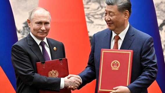Russlands Präsident Putin und Chinas Präsident Xi geben sich die Hand. © picture alliance / ASSOCIATED PRESS | Sergei Bobylev 