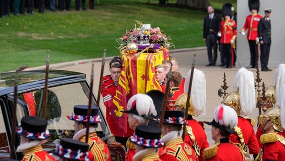 London: Der Sarg von Königin Elizabeth II. wird nach dem Staatsakt vor der Beisetzung von Königin Elizabeth II. in eine Limousine verladen. © AP/dpa Foto:  Martin Meissner
