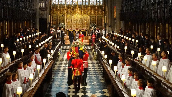 Der Sarg von Königin Elizabeth II. wird in die St.-Georges-Kapelle auf Schloss Windsor vor der Beisetzung von Königin Elizabeth II. getragen © Jonathan Brady/PA Wire/dpa 