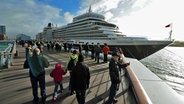 Das britische Kreuzfahrtschiff "Queen Elizabeth" im Hamburger Hafen. © dpa-Bildfunk Foto: Christian Charisius