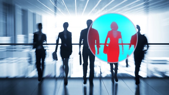 Silhouette von Geschäftsleuten, der einer Frau ist rot markiert. © Fotolia.com Foto: yanlev