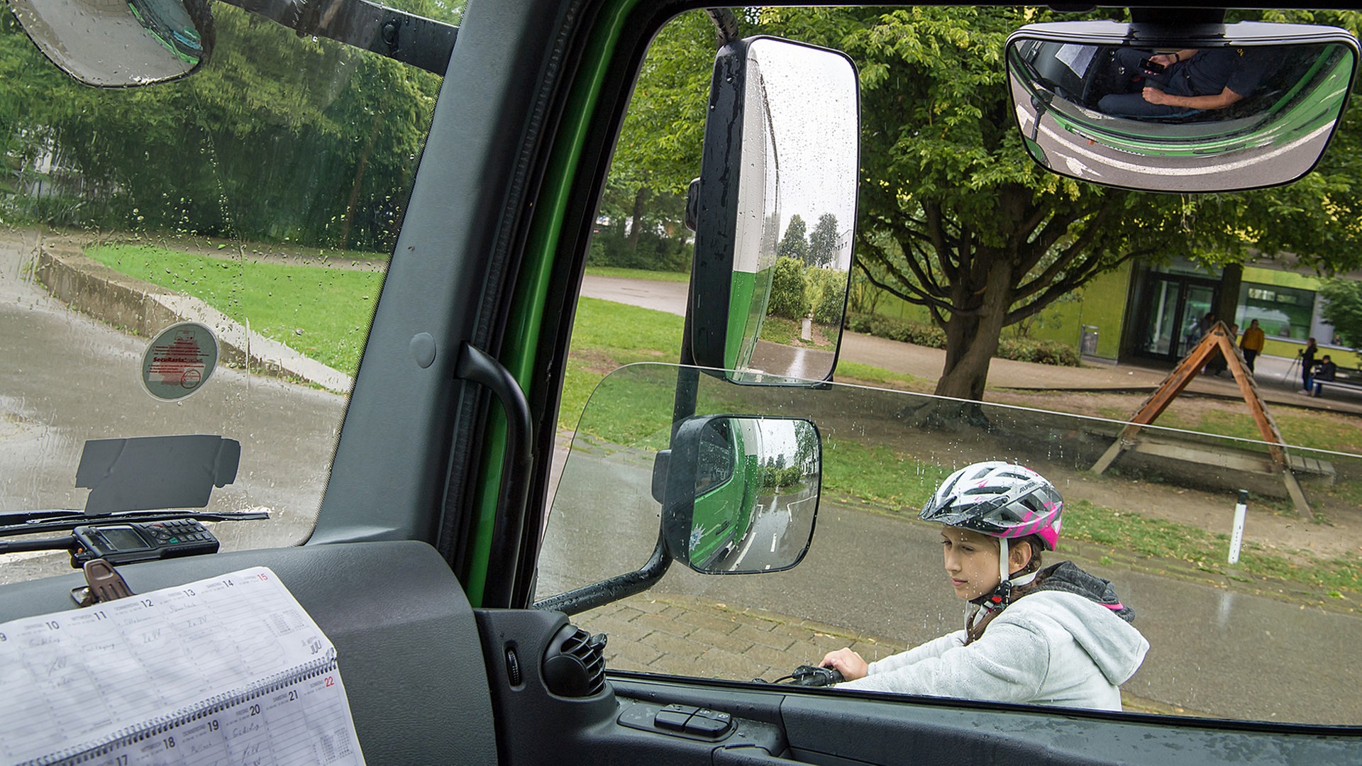 Toter Winkel: Spiegel an Ampel soll Unfälle mit Radlern vorbeugen