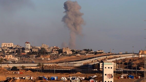 Nach einem israelischen Luftangriff auf Gebäude in der Nähe der Trennmauer zwischen Ägypten und Rafah im südlichen Gazastreifen steigt Rauch auf. © Ramez Habboub/AP Foto: Ramez Habboub