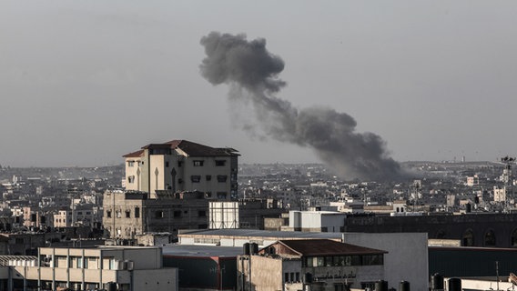 Rauch steigt nach israelischen Luftangriffen in der Nähe des Grenzübergangs Rafah auf © dpa Foto: Abed Rahim Khatib