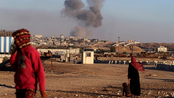 Nach einem israelischen Luftangriff auf Gebäude in der Nähe der Trennmauer zwischen Ägypten und Rafah im südlichen Gazastreifen steigt Rauch auf. © Ramez Habboub/AP 