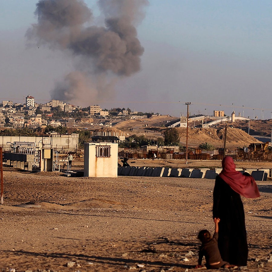 Nach einem israelischen Luftangriff auf Gebäude in der Nähe der Trennmauer zwischen Ägypten und Rafah im südlichen Gazastreifen steigt Rauch auf. © Ramez Habboub/AP 