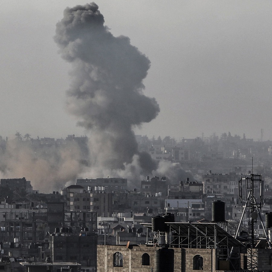 Rauch steigt nach israelischen Luftangriffen in der Nähe des Grenzübergangs Rafah auf. © Abed Rahim Khatib/dpa 