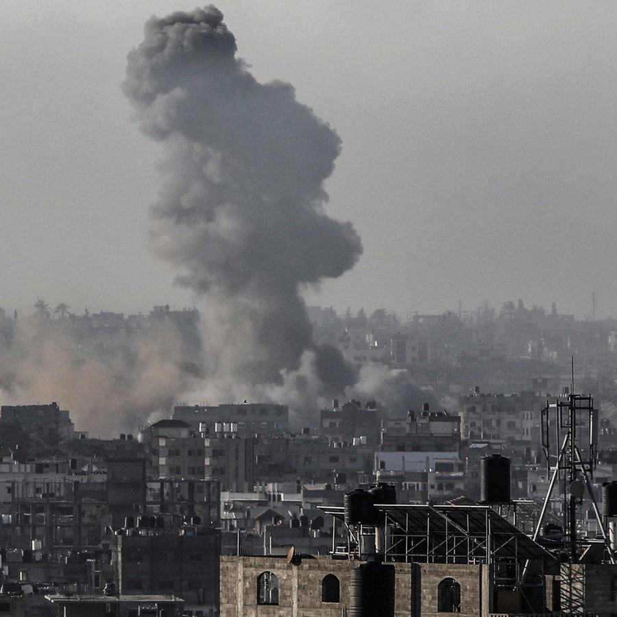 Rauch steigt nach israelischen Luftangriffen in der Nähe des Grenzübergangs Rafah auf. © Abed Rahim Khatib/dpa 