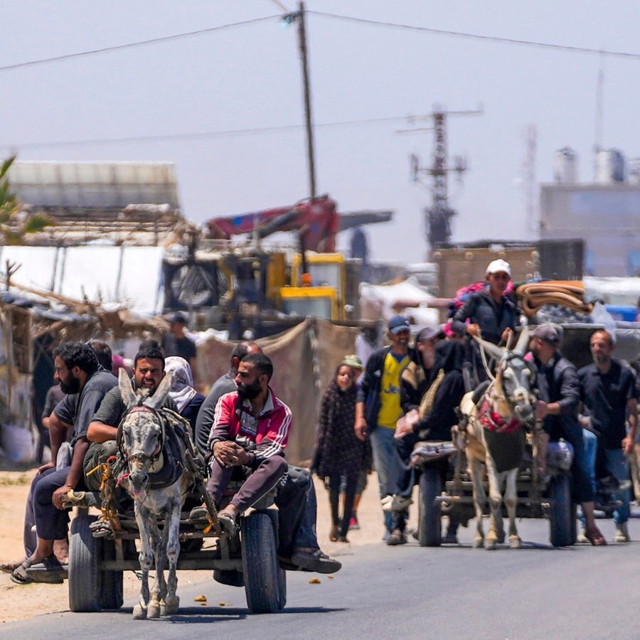 Vertriebene Palästinenser kommen im Zentrum des Gazastreifens an, nachdem sie aus der südlichen Gazastadt Rafah geflohen sind. © Abdel Kareem Hana/AP/dpa Foto: Abdel Kareem Hana