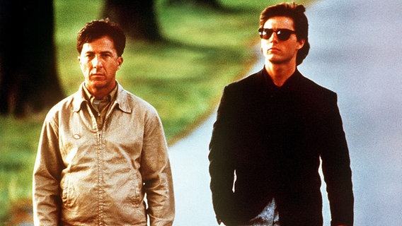 Dustin Hoffmann (l.) und Tom Cruise in einer Szene des Films "Rain Man". © dpa picture alliance 