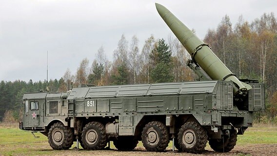 Eine Kurzstreckenrakete vom Typ "Iskander" wird während einer Truppenübung in der Region St. Petersburg in Stellung gebracht. Eine Kurzstreckenrakete vom Typ "Iskander" wird während einer Truppenübung in der Region St. Petersburg in Stellung gebracht. © dpa picture alliance Foto: Alexey Danichev