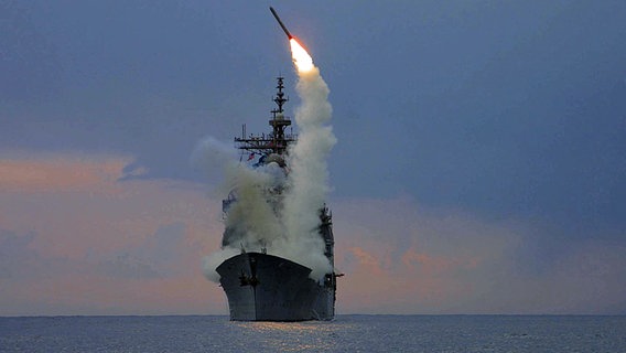 Raketenabschuss vom US-Schiff "USS CAPE ST GEORGE". © dpa picture alliance Foto: IS1 KENNETH MOLL, USN