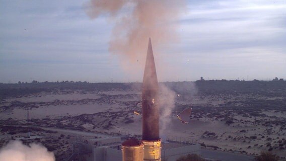 Eine "Arrow-3"-Abfangrakete des israelischen Militärs. © Israeli Ministry Of Defense//ISRAELI MINISTRY OF DEFENSE/dpa 