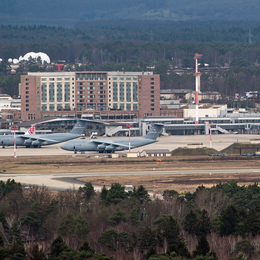 Auf dem Rollfeld der Ramstein Air Base stehen Flugzeuge der U.S. Air Force. © dpa Foto: Oliver Dietze