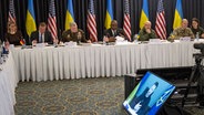 Der ukrainische Präsident Selenskyj wird per Video zur Ukraine-Konferenz auf der US-Airbase Ramstein zugeschaltet. © dpa bildfunk Foto: Boris Roessler
