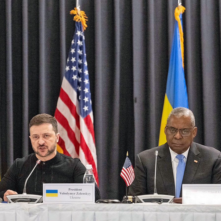 Bundesverteidigungsminister Boris Pistorius, Ukraine-Präsident Wolodymyr Selenskyj und US-Verteidigungsminister Lloyd Austin sitzen beim Treffen der Ukraine-Kontaktgruppe auf der US Air Base Ramstein nebeneinander. © dpa bildfunk Foto: Marijan Murat