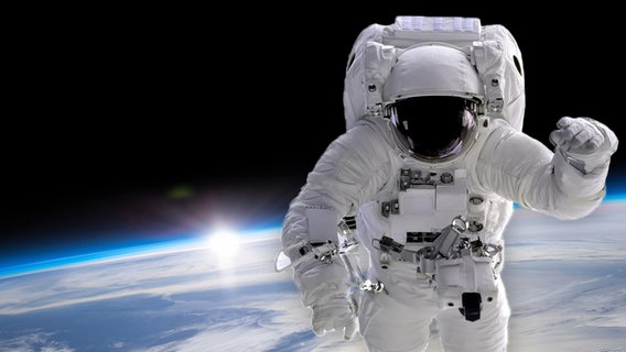 Ein Astronaut im All, dahinter die Erde. © colourbox Foto: Volodymyr Burdiak