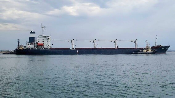 Das unter der Flagge von Sierra Leone fahrende Frachtschiff Razoni mit 26.000 Tonnen ukrainischem Getreide an Bord verlässt den Hafen in der Region Odessa. © Uncredited/Ukrainian Infrastucture Ministry Press Office/AP/dpa 