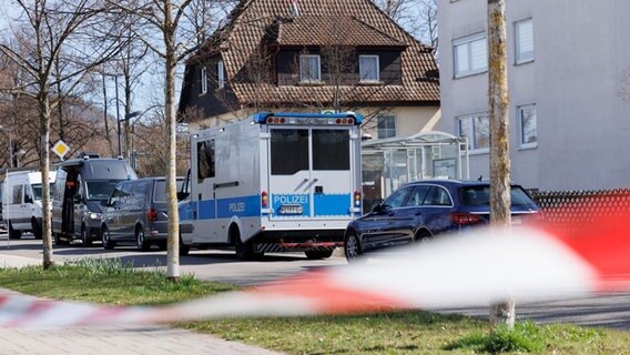 Fahrzeuge der Polizei stehen am Einsatzort einer Razzia in Reutlingen in Baden-Württemberg. © dpa bildfunk Foto: Julian Rettig