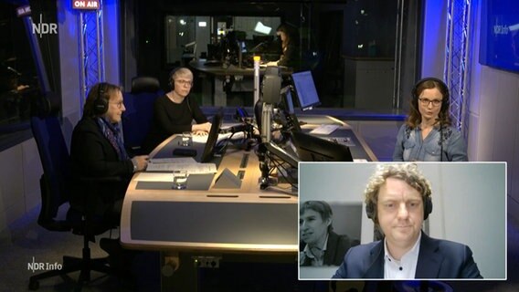 Moderatorin Jessica Chmura mit Gästen im Hörfunkstudio von NDR Info © NDR 