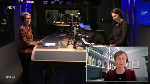 NDR Info Redezeit zum Thema Ukraine-Unterstützung: Moderatorin Janine Albrecht mit Gästen im Studio © NDR 