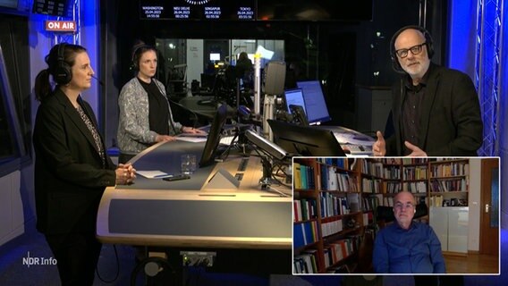 NDR Info Redezeit Moderator Andreas Kuhnt mit Gästen im Studio. © NDR 