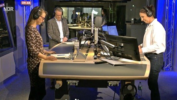 NDR Info Moderatorin Janine Albrecht und Gäste im Studio der Redezeit. © NDR 