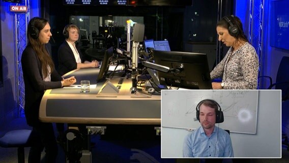 NDR Info Moderatorin Janine Albrecht und Gäste im Studio der Redezeit. © NDR 