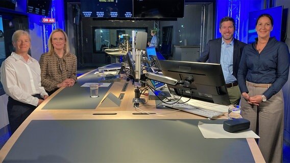 NDR Info Moderatorin Janine Albrecht und Gäste im Studio der Redezeit. © NDR 