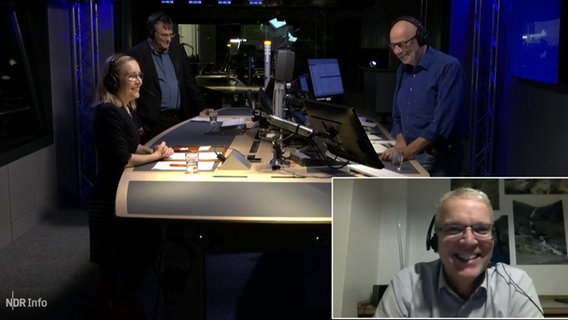 NDR Info Moderatorin Andreas Kuhnt spricht mit den Gästen Mathias Bölckow, Jens Böther und Dörte Liebetruth. © NDR 
