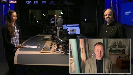 Moderator Marius Zekri diskutiert in der NDR Info Redezeit mit den Gästen Karl Emmert-Fees, Jana Fischer und Prof. Hauke Hilz über die Einführung einer Zuckersteuer. © NDR 