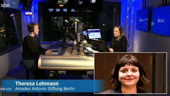 Moderatorin Nina Zimmermann diskutiert mit Theresa Lehmann, Stella Peters und Björn Zwingmann. © NDR 