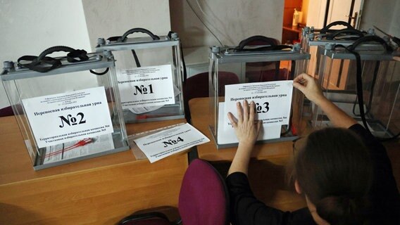 In der Separatistenrebublik Donezk finden Abstimmungen zur Annexion durch Russland statt. © picture alliance/dpa/TASS Foto: Yegor Aleyev