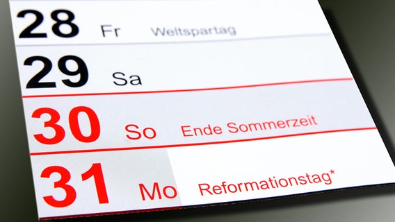 Auf einem Kalender sind Ende der Sommerzeit und Reformationstag vermerkt © picture alliance / Zoonar Foto: Rüdiger Rebmann