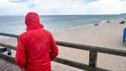 Ein Tourist läuft im Regen am Strand auf der Seebrücke des Seebades Zinnowitz auf der Insel Usedom © picture alliance/dpa | Foto: Stefan Sauer