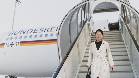 Annalena Baerbock, Bundesaußenministerin, aufgenommen nach einer außerplanmäßigen Landung in Abu Dhabi. © picture alliance / photothek Foto: Florian Gaertner