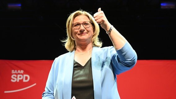 Anke Rehlinger von der SPD jubelt auf einer Bühne über ihren Wahlsieg im Saarland. © dpa bildfunk Foto: Boris Roessler