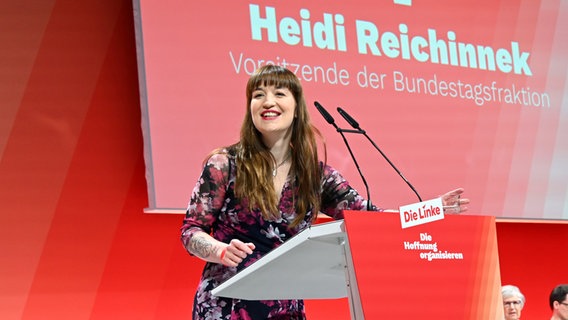 Die Linke Vorsitzende Heidi Reichinnek spricht auf dem Bundesparteitag der Partei Die Linke in Chemnitz. © dpa Foto: Elisa Schu