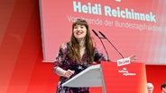 Die Linke Vorsitzende Heidi Reichinnek spricht auf dem Bundesparteitag der Partei Die Linke in Chemnitz. © dpa Foto: Elisa Schu