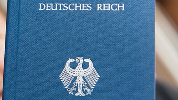 Der "Deutsches Reich Reisepass" eines "Reichsbürgers". © dpa Picture Alliance Foto: Patrick Seeger