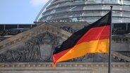 Eine Deutschland-Fahne weht vor dem Reichstag © dpa - Bildfunk Foto: Rainer Jensen