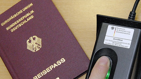Deutscher Reisepass © dpa Foto: Christian Hager