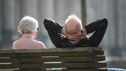 Ein Rentnerpaar sitzt auf einer Bank. © picture alliance/Stephan Scheuer/dpa Foto: Stephan Scheuer